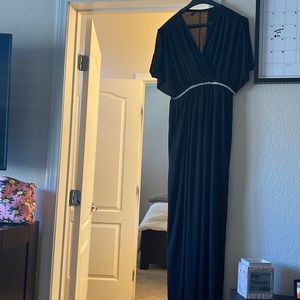 Long black dress super nice ! Only worn once